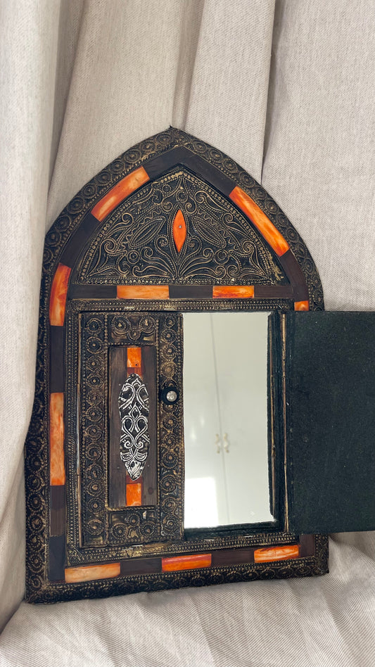 Wall mounted vintage decorative mirror with doors